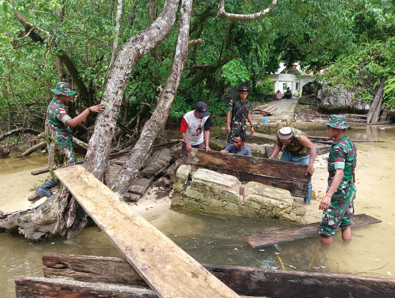 Jembatan rusak
