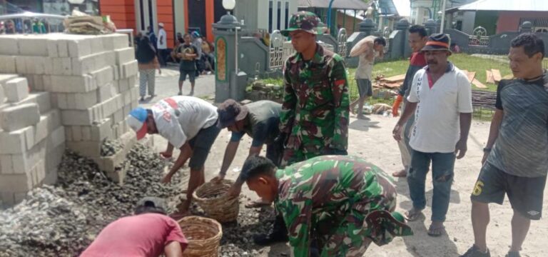 Kali ini, para prajurit TNI Yonarhanud 11/WBY melaksanakan gotong-royong bersama dengan warga setempat untuk membuat tempat wudhu yang merupakan fasilitas Masjid Baiturrochman desa Sirisori, Saparua Timur Kabupaten Maluku Tengah.
