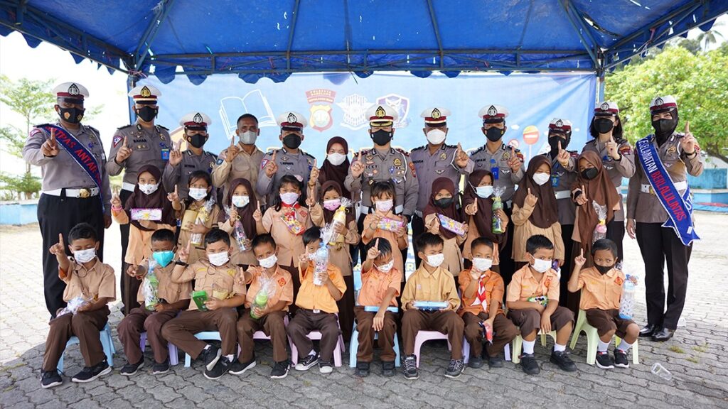 Satlantas Polresta Barelang mengabadikan moment bersama murid SDN 001 Keamatan belakang padang 