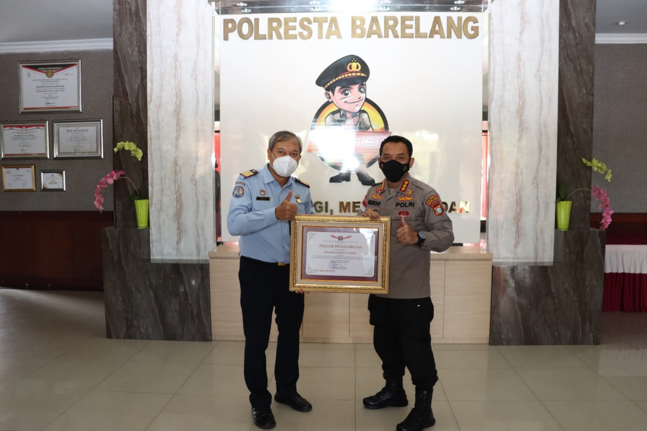 Kapolresta Barelang Terima Piagam Dari Kantor Imigrasi Wilayah Kepri