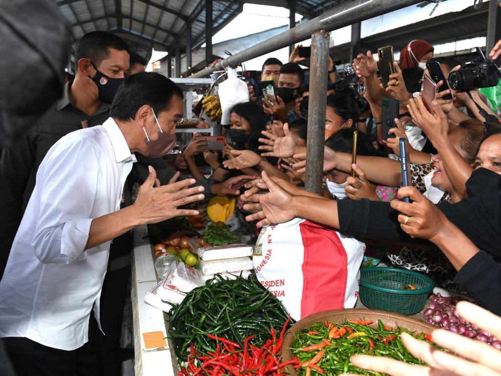 Momen Pangdam I/BB dan Kapoldasu Dampingi Presiden Beri BLT ke Pedagang kaki lima