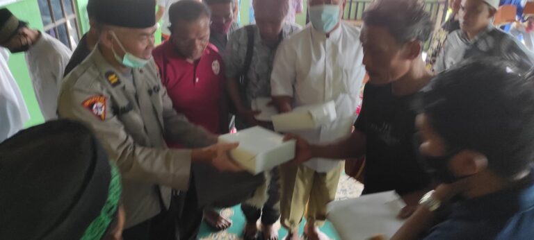 Jumat Berkah: Polresta Barelang Bagikan Nasi Kotak ke Jamaah Masjid Al-Muhtadin