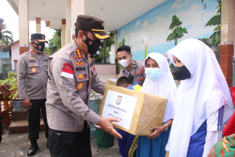 Kapolres Barelang dan Kapolda Kepri Tinjau Vaksinasi Merdeka Anak di SDN 06 Sagulung
