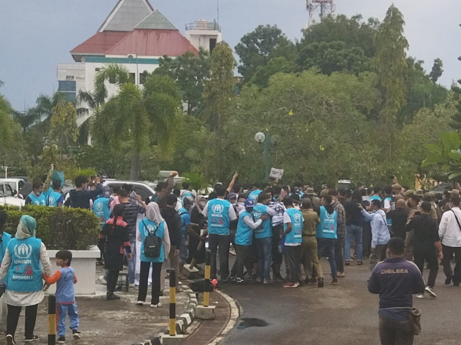 Pengungsi Afganistan Bikin Ricuh Saat Demo di Depan Gedung DPRD Batam