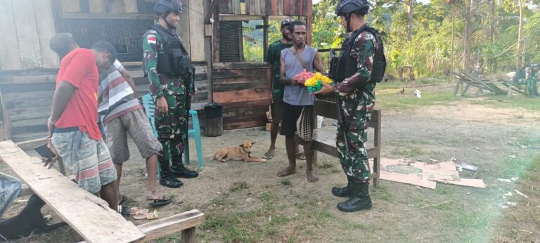 Satgas Yonif 126/KC Atasi kesulitan Sembako di Kampung Kalimao Papua
