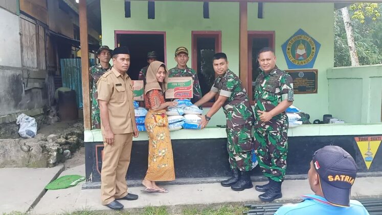 Panglima Kodam Pattimura /XVI Maluku menyalurkan bantuan logistik ke warga.