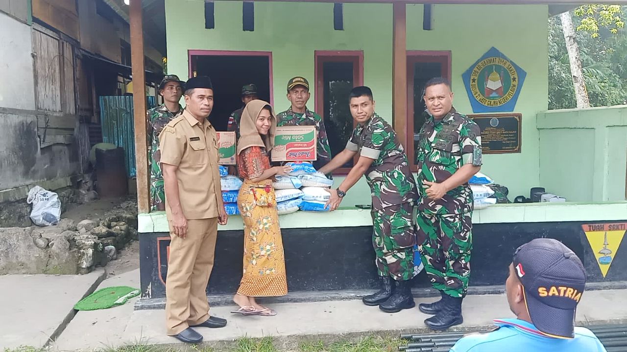 Panglima Kodam Pattimura /XVI Maluku menyalurkan bantuan logistik ke warga.