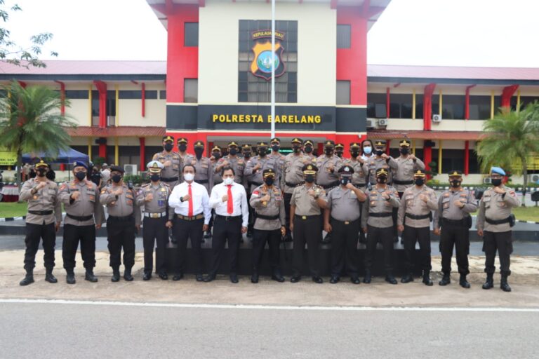 https://beritabatam.com/2022/02/kapolresta-barelang-pimpin-upacara-kenaikan-pangkat-pengabdian-personil-polresta-barelang/