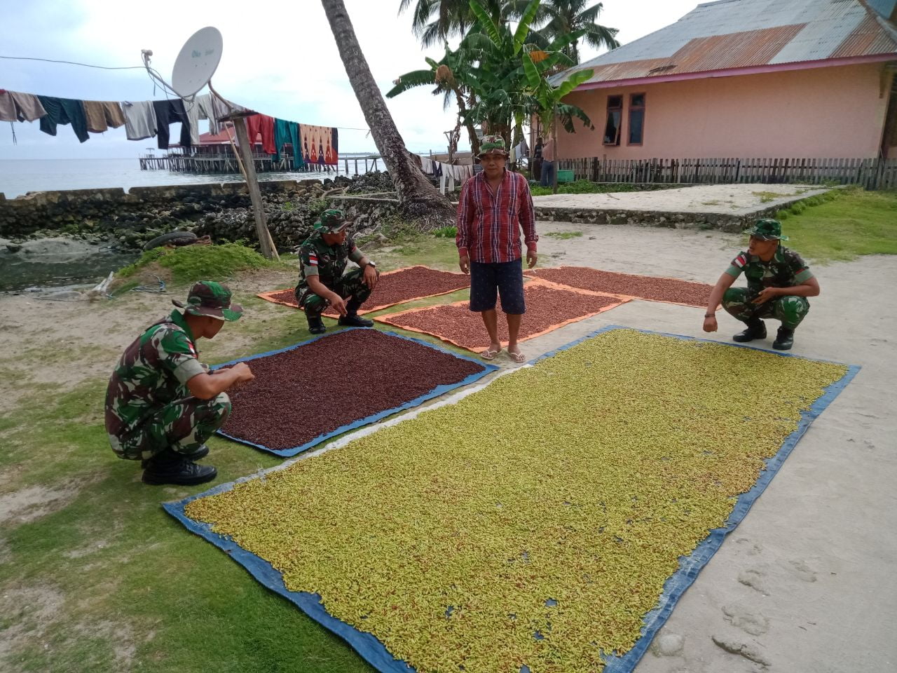 Satgas Kodim Maluku Yonarhanud 11/WBY Jalin Komunikasi Sosial Bersama Petani Cengkeh Negeri Saleman