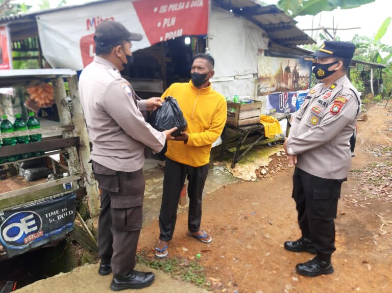 POLSEK TANJUNGPINANG TIMUR SERAHKAN SEMBAKO KEPADA WARGA