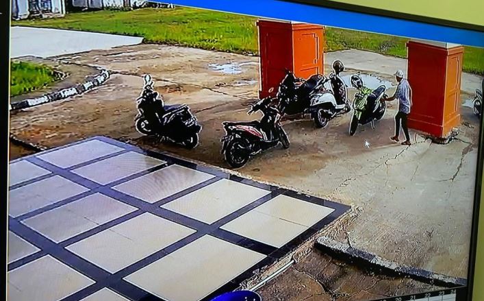 Pelaku saat menjalankan aksinya di Kantor DPRD Inhil Jalan Soebrantas Tembilahan. (Indoviska)