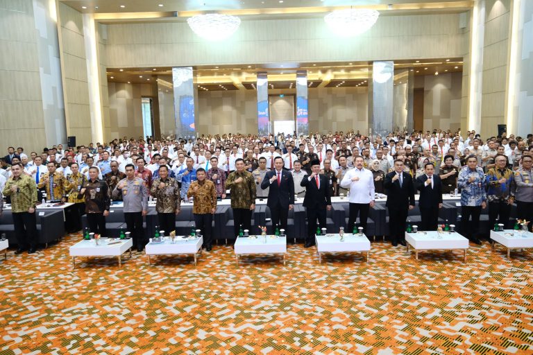 Menteri ATR/BPN, Nusron berikan peringatan keras kepada oknum yang bermain di Rapat Koordinasi Pencegahan dan Penyelesaian Tindak Pidana Pertanahan Tahun 2024, di Grand Mercure Kemayoran, Jakarta, Kamis 14 November 2024.